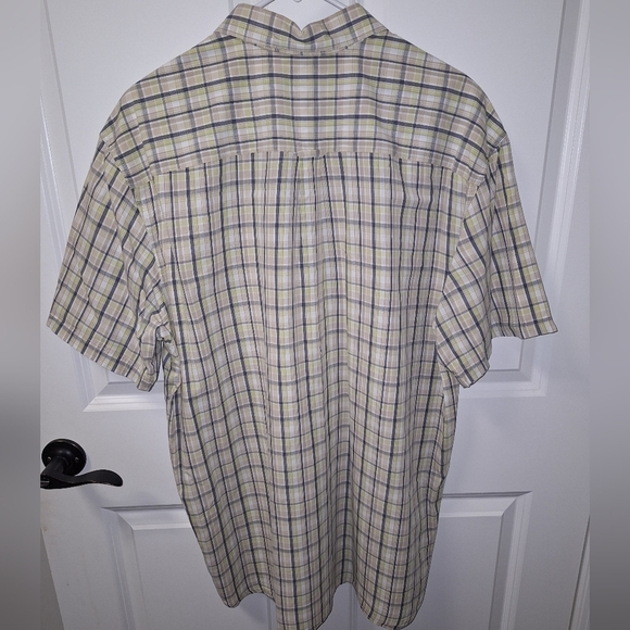 A Columbia men's short sleeve button-down shirt in a size XL. - Picture 6 of 9
